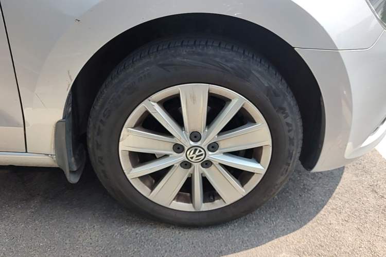 Used Volkswagen Jetta 2015 Zhuihui Edition 1.6L Manual Comfort Model Right Front Wheel Hub