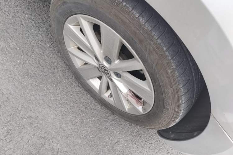 Used Volkswagen Jetta 2015 1.6L Manual Comfort Model Right Front Wheel Hub