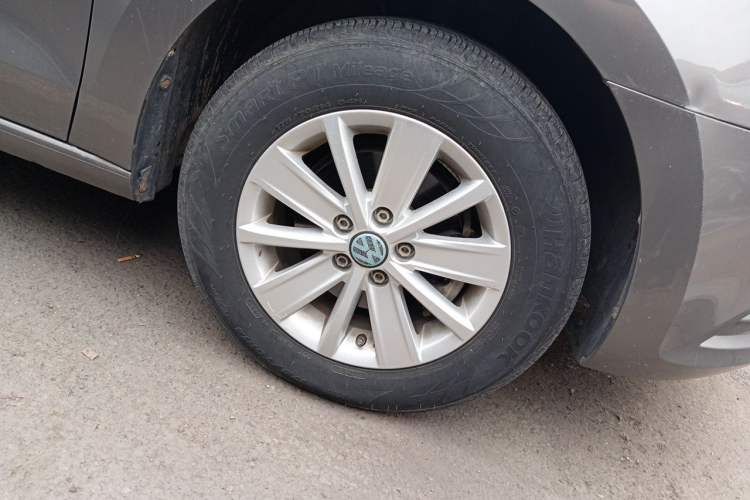 Used Volkswagen Jetta 2015 1.6L Automatic Fashion Model Right Front Wheel Hub