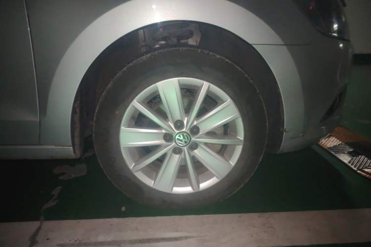 Used Volkswagen Jetta 2015 Value Edition 1.6L Automatic Comfort Version Right Front Wheel Hub
