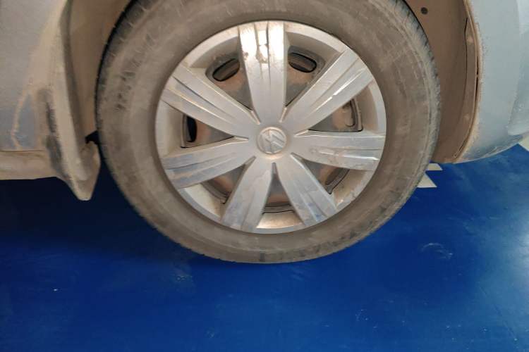Used Volkswagen Jetta 2015 Value Edition 1.6L Manual Fashionable Style Right Front Wheel Hub