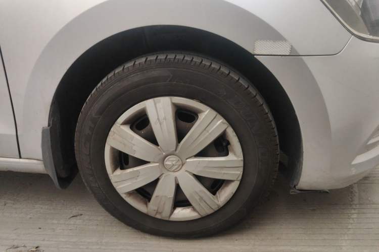 Used Volkswagen Jetta 2015 Value Edition 1.6L Manual Fashionable Style Right Front Wheel Hub