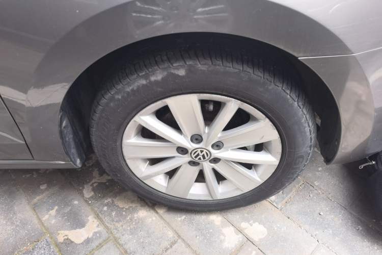 Used Volkswagen Jetta 2015 Value Edition 1.6L Automatic Comfort Version Right Front Wheel Hub