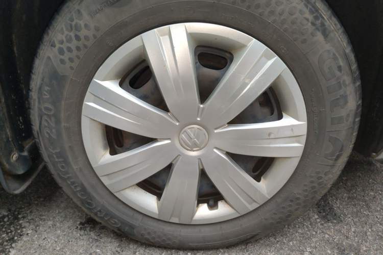 Used Volkswagen Jetta 2015 Value Edition 1.6L Manual Fashionable Style Right Front Wheel Hub