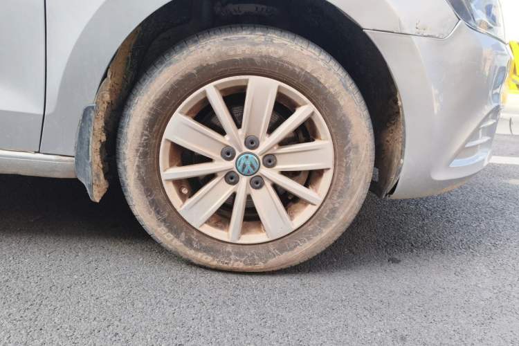 Used Volkswagen Jetta 2015 Value Edition 1.6L Manual Fashionable Style Right Front Wheel Hub