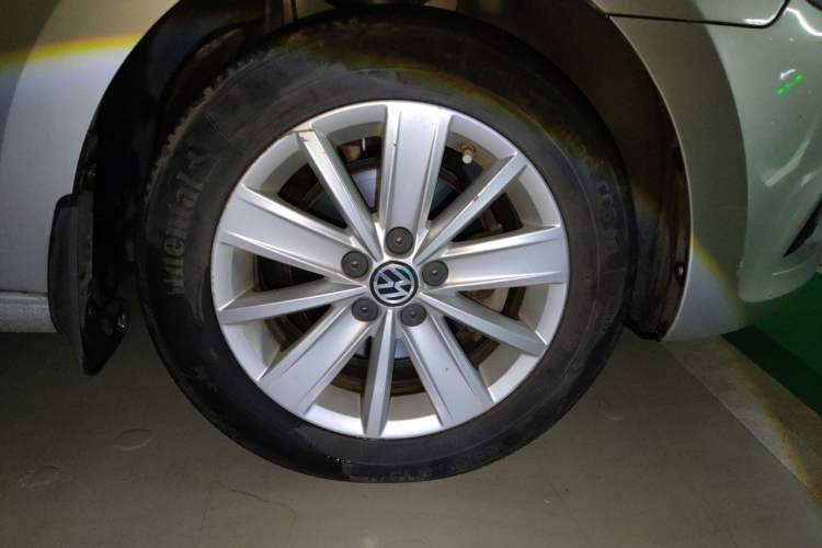 Used Volkswagen Jetta 2015 Value Edition 1.6L Automatic Comfort Version Right Front Wheel Hub