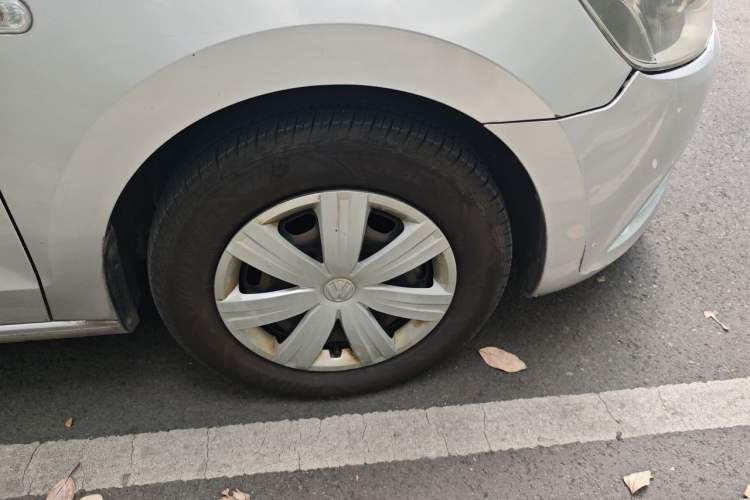 Used Volkswagen Jetta 2015 1.6L Automatic Fashion Model Right Front Wheel Hub