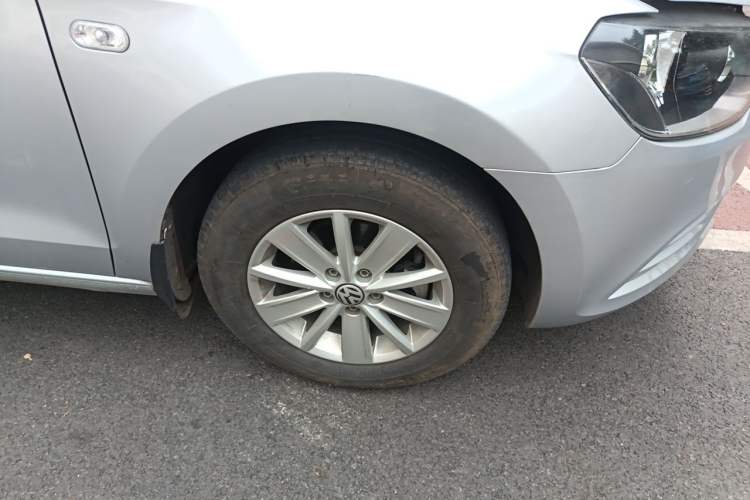 Used Volkswagen Jetta 2015 1.4L Manual Fashion Model Right Front Wheel Hub