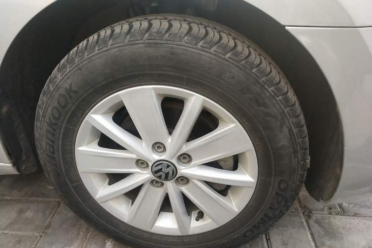 Used Volkswagen Jetta 2015 Value Edition 1.6L Manual Fashionable Style Right Front Wheel Hub