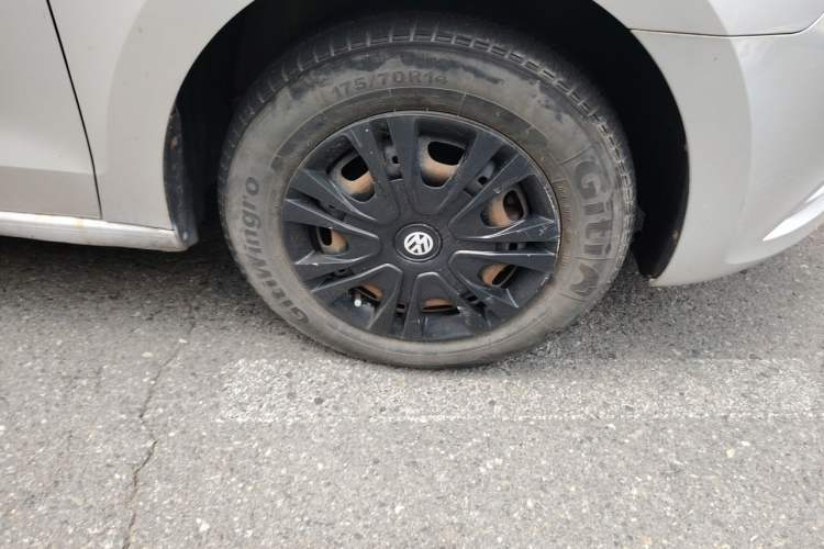 Used Volkswagen Jetta 2015 Value Edition 1.6L Manual Fashionable Style Right Front Wheel Hub