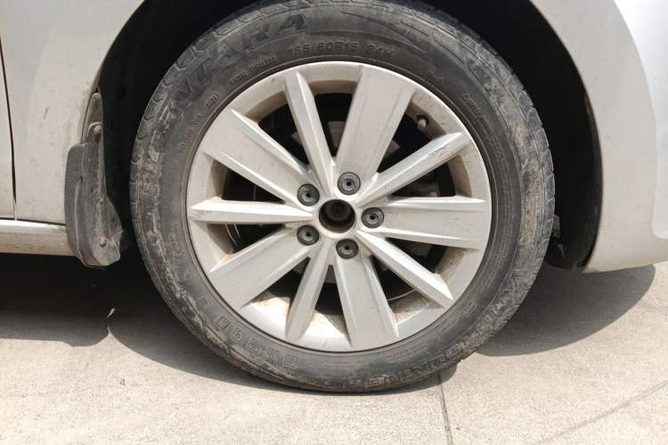 Used Volkswagen Jetta 2015 1.4L Manual Comfort Model Right Front Wheel Hub