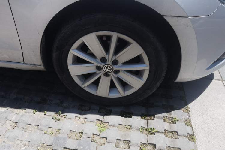 Used Volkswagen Jetta 2015 1.6L Manual Comfort Model Right Front Wheel Hub