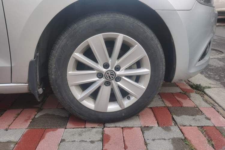 Used Volkswagen Jetta 2015 1.4L Manual Comfort Model Right Front Wheel Hub
