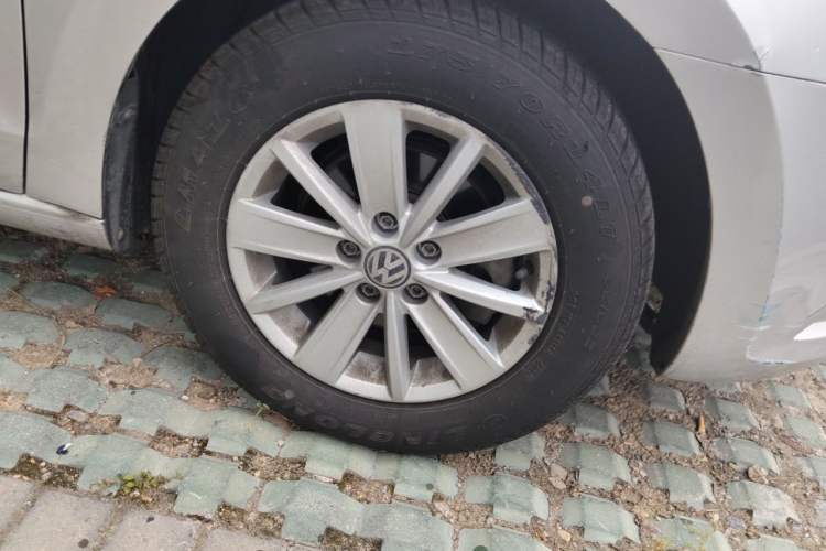 Used Volkswagen Jetta 2015 Zhuihui Edition 1.4L Manual Fashion Model Right Front Wheel Hub