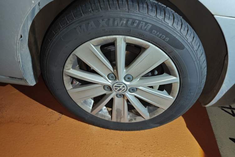 Used Volkswagen Jetta 2015 Value Edition 1.6L Automatic Comfort Version Right Front Wheel Hub