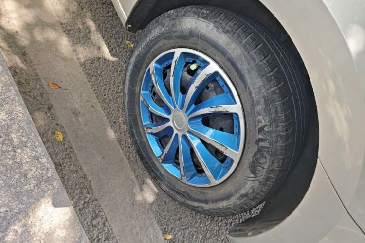 Used Volkswagen Jetta 2015 Value Edition 1.6L Manual Fashionable Style Right Front Wheel Hub
