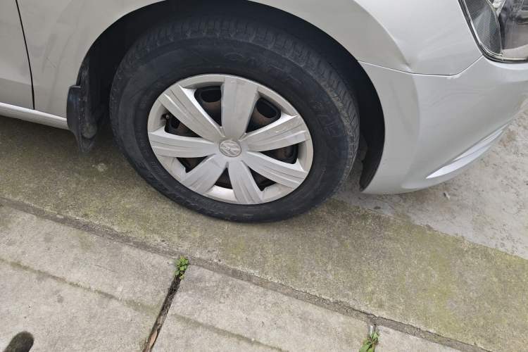 Used Volkswagen Jetta 2015 Value Edition 1.6L Manual Fashionable Style Right Front Wheel Hub