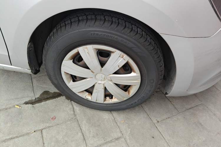 Used Volkswagen Jetta 2015 Zhuihui Edition 1.4L Manual Fashion Model Right Front Wheel Hub