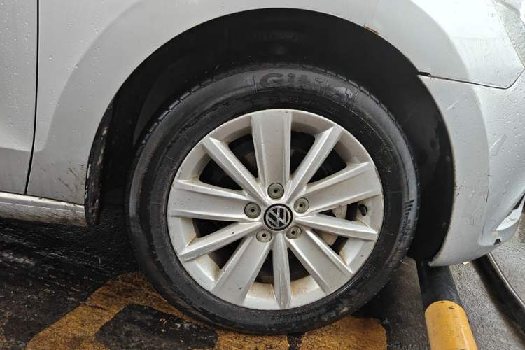Used Volkswagen Jetta 2015 1.6L Manual Comfort Model Right Front Wheel Hub