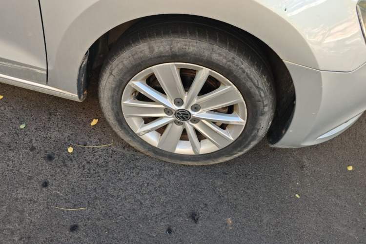 Used Volkswagen Jetta 2015 1.6L Manual Comfort Model Right Front Wheel Hub