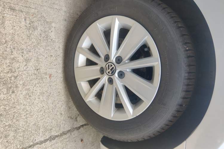 Used Volkswagen Jetta 2015 1.6L Manual Comfort Model Right Front Wheel Hub