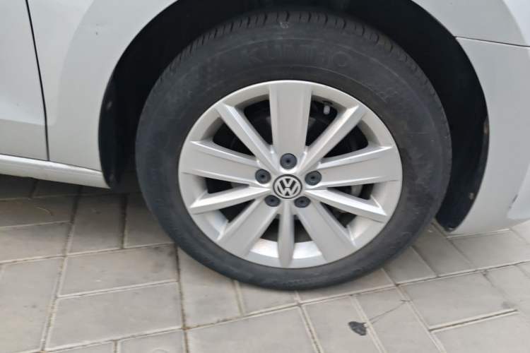 Used Volkswagen Jetta 2015 Zhuihui Edition 1.6L Manual Comfort Model Right Front Wheel Hub