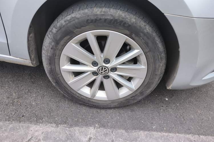 Used Volkswagen Jetta 2015 1.6L Manual Comfort Model Right Front Wheel Hub