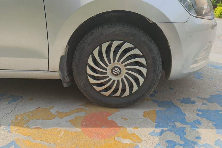 Used Volkswagen Jetta 2015 Zhuihui Edition 1.4L Manual Fashion Model Right Front Wheel Hub