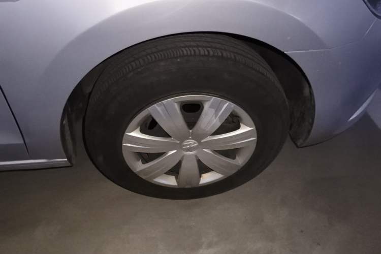 Used Volkswagen Jetta 2015 Value Edition 1.6L Manual Fashionable Style Right Front Wheel Hub