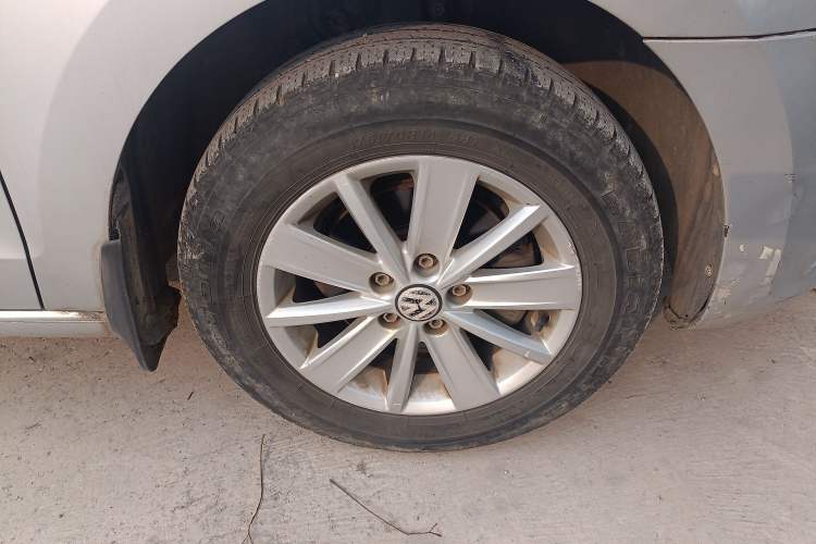 Used Volkswagen Jetta 2015 Value Edition 1.6L Manual Fashionable Style Right Front Wheel Hub
