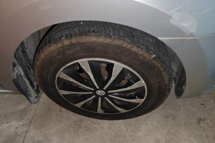 Used Volkswagen Jetta 2015 Value Edition 1.6L Automatic Fashion Version Right Front Wheel Hub