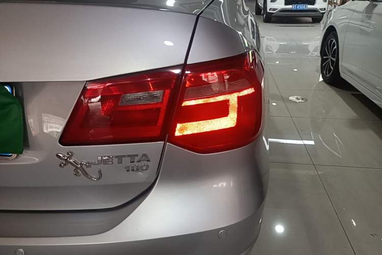 Used Volkswagen Jetta 2015 Value Edition 1.6L Manual Fashionable Style Right Rear Taillight
