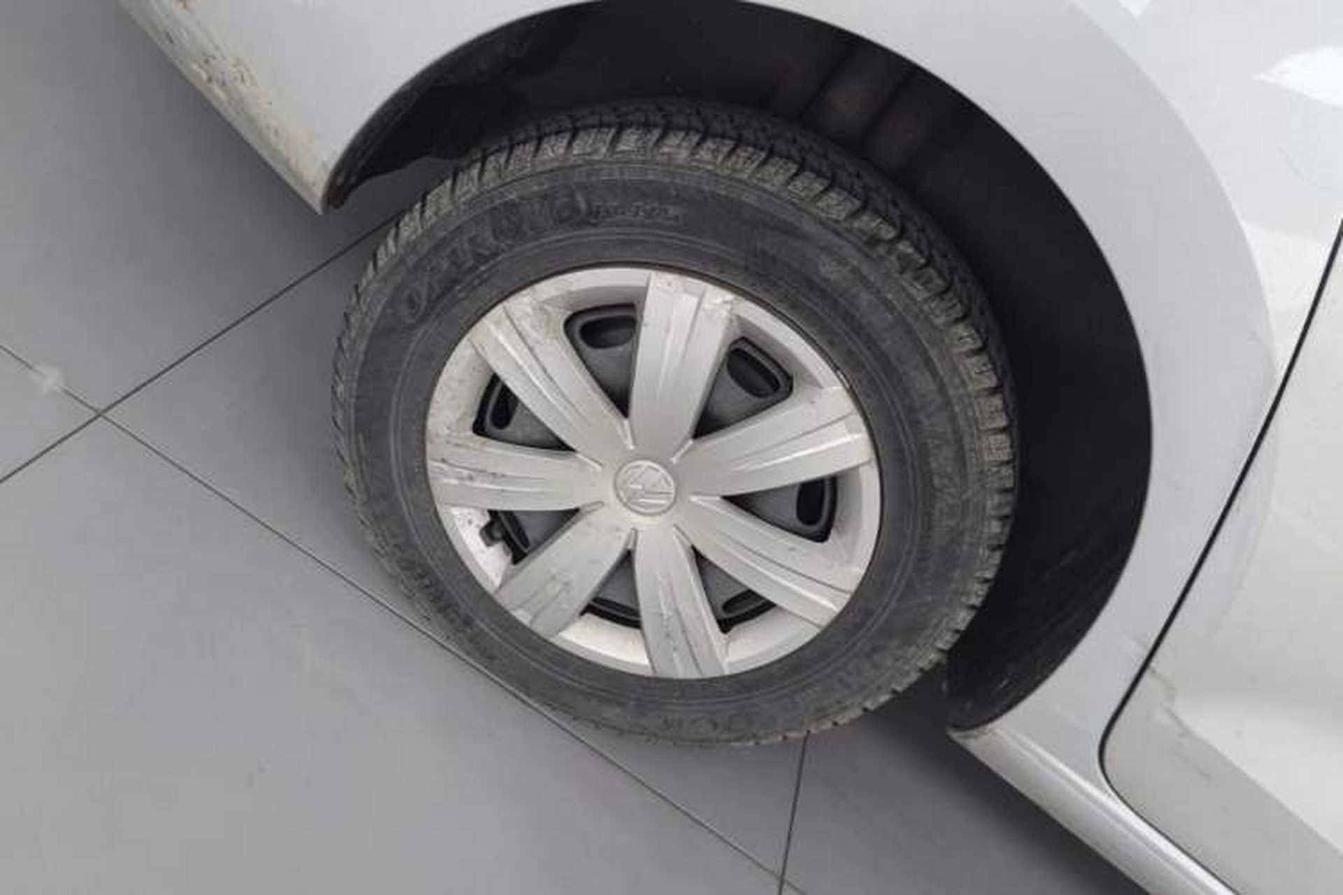 Used Volkswagen Jetta 2015 1.6L Automatic Fashion Model Right Rear Wheel Hub
