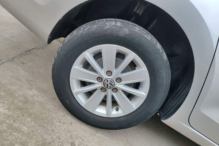 Used Volkswagen Jetta 2015 Zhuihui Edition 1.4L Manual Fashion Model Right Rear Wheel Hub