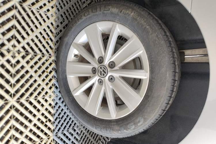 Used Volkswagen Jetta 2015 1.4L Manual Comfort Model Right Rear Wheel Hub