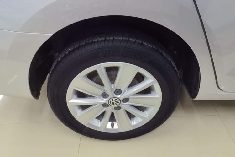 Used Volkswagen Jetta 2015 Value Edition 1.6L Automatic Comfort Version Right Rear Wheel Hub