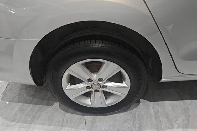 Used Volkswagen Jetta 2015 Value Edition 1.6L Automatic Fashion Version Right Rear Wheel Hub