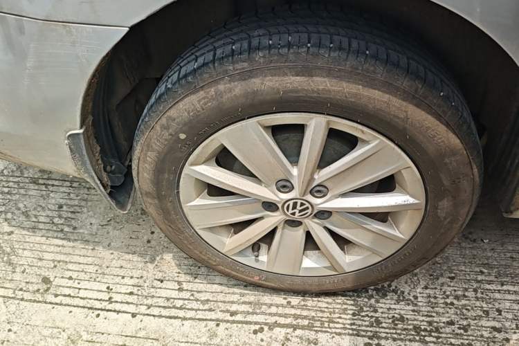 Used Volkswagen Jetta 2015 1.6L Manual Comfort Model Right Rear Wheel Hub