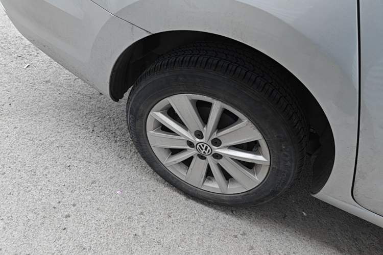 Used Volkswagen Jetta 2015 1.6L Manual Comfort Model Right Rear Wheel Hub
