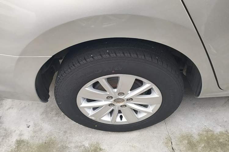 Used Volkswagen Jetta 2015 Value Edition 1.6L Manual Fashionable Style Right Rear Wheel Hub