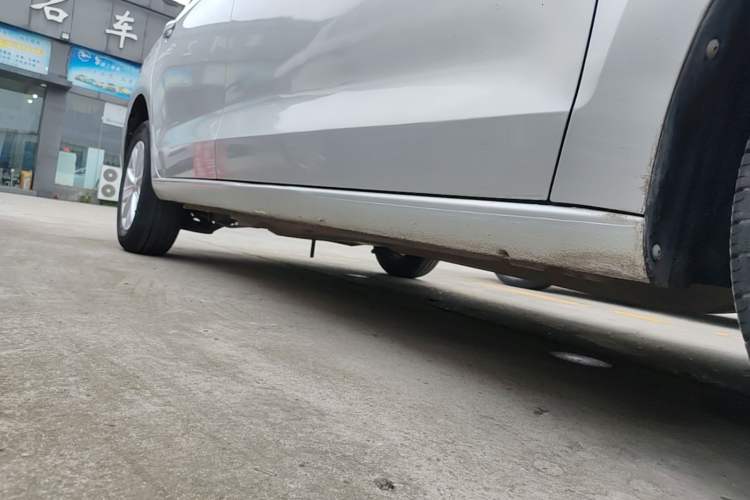 Used Volkswagen Jetta 2015 Zhuihui Edition 1.4L Manual Fashion Model Right Side Sill