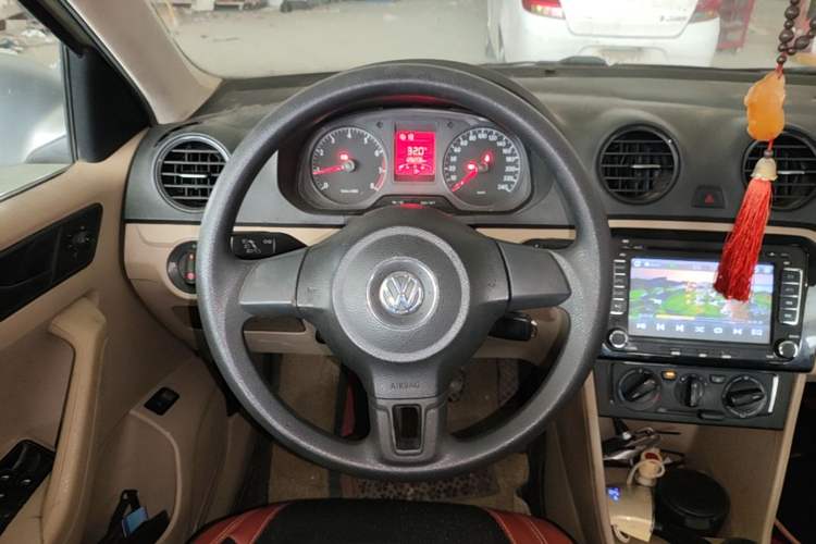 Used Volkswagen Jetta 2015 Zhuihui Edition 1.4L Manual Fashion Model Steering Wheel