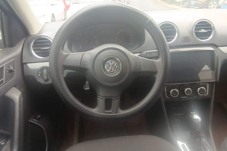 Used Volkswagen Jetta 2015 Value Edition 1.6L Automatic Comfort Version Steering Wheel