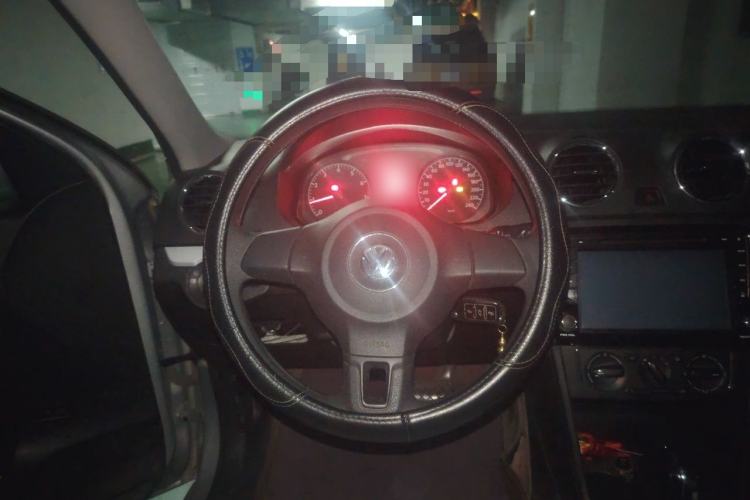 Used Volkswagen Jetta 2015 Value Edition 1.6L Automatic Comfort Version Steering Wheel