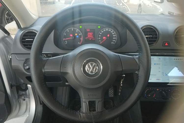 Used Volkswagen Jetta 2015 Zhuihui Edition 1.4L Manual Fashion Model Steering Wheel