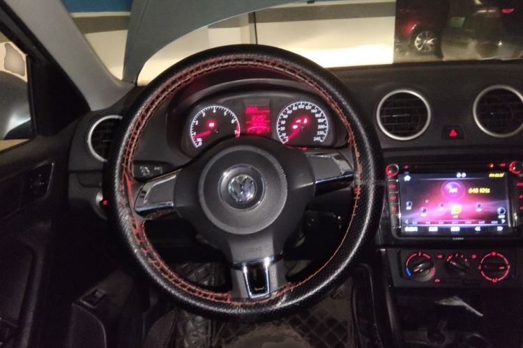 Used Volkswagen Jetta 2015 Zhuihui Edition 1.4L Manual Fashion Model Steering Wheel