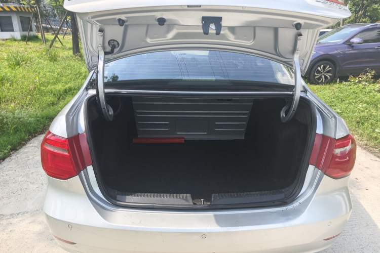 Used Volkswagen Jetta 2015 Zhuihui Edition 1.6L Manual Comfort Model Trunk