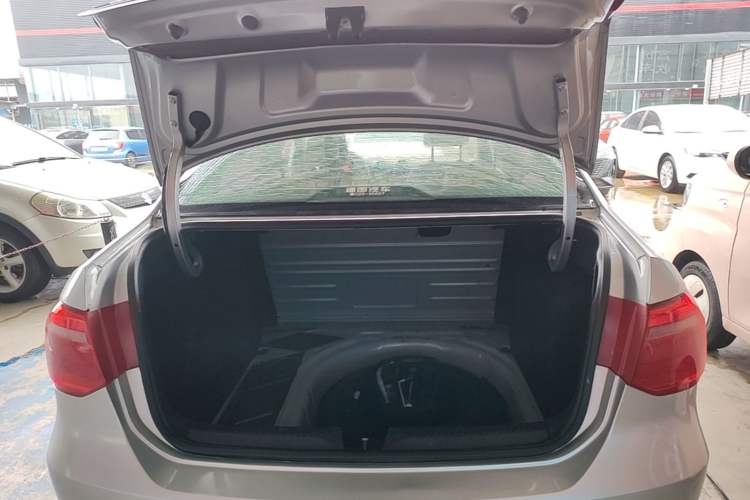 Used Volkswagen Jetta 2015 1.6L Manual Fashion Edition Trunk