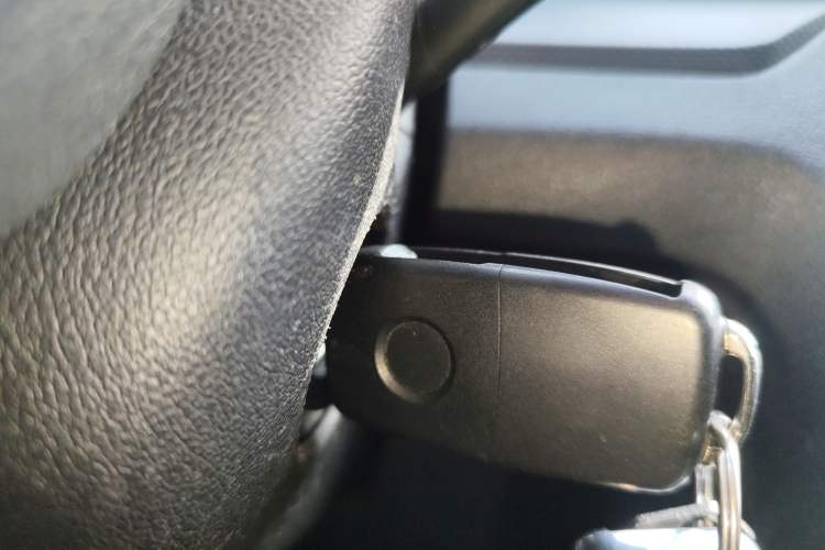 Used Volkswagen Jetta 2015 1.6L Manual Fashion Edition Vehicle Key