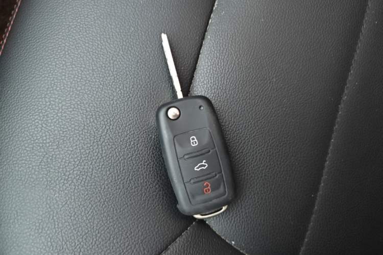 Used Volkswagen Jetta 2015 Zhuihui Edition 1.6L Manual Comfort Model Vehicle Key